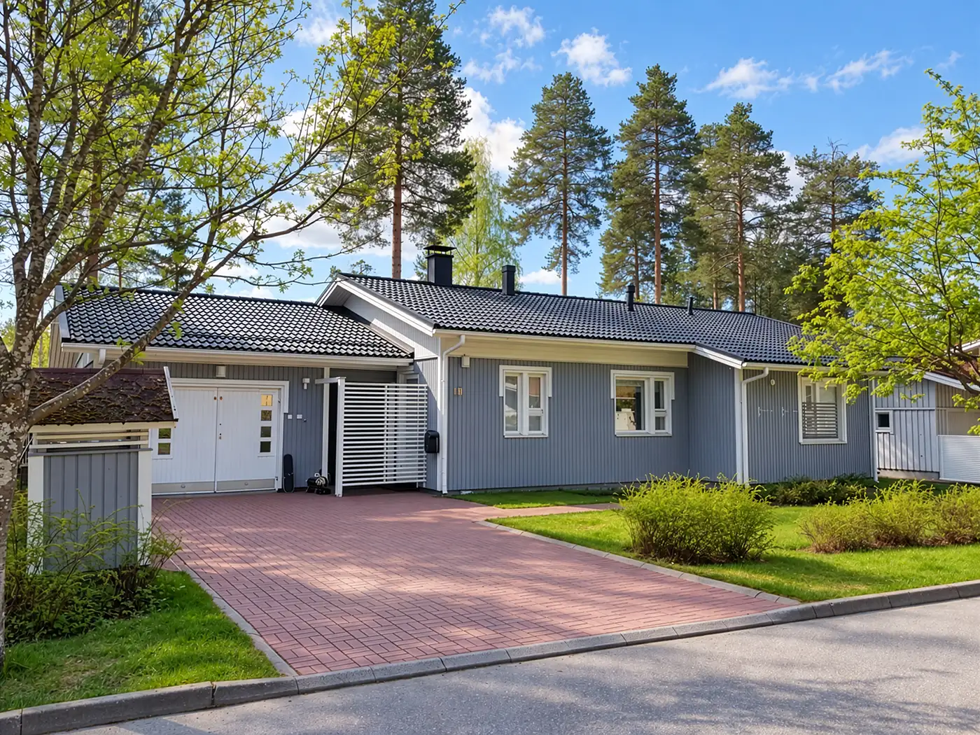 talon-maalauksen-hinta Harmaaksi maalattu puuverhoiltu omakotitalo valkoisine ikkunanpielineen ja räystäslautoineen.